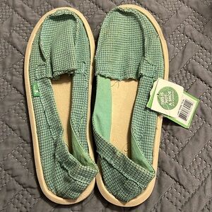 NWT teal Sanuk shoes. Size 10